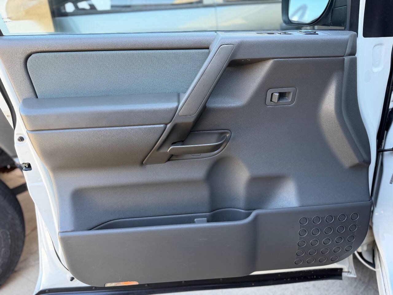 Used 2005 Nissan Titan SE RWD image 17