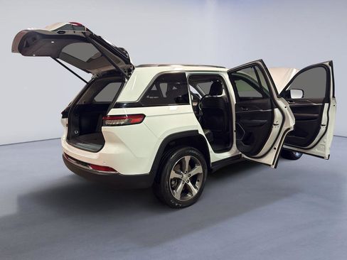 Used 2023 Jeep Grand Cherokee 4WD 4xe w/ Luxury Tech Group II image 12