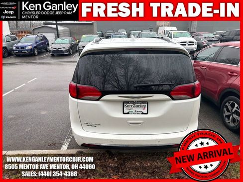 Used 2017 Chrysler Pacifica Touring-L Plus image 9