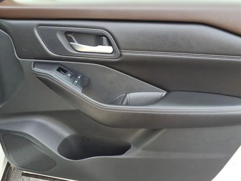 Used 2022 Nissan Rogue SV w/ SV Premium Package image 11