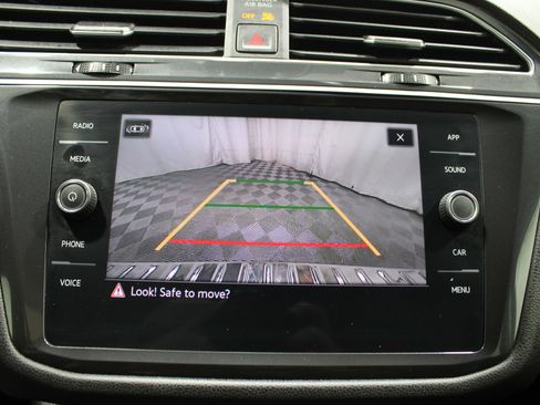 Used 2024 Volkswagen Tiguan SE image 19