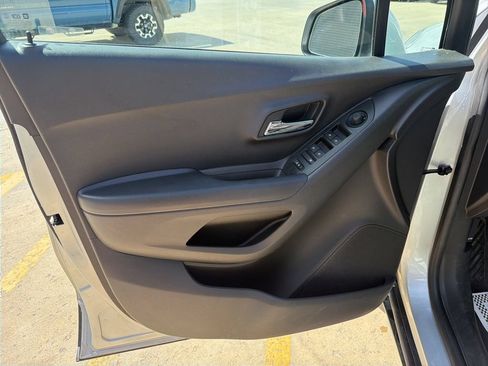 Used 2020 Chevrolet Trax LS w/ Tint and Cruise Package FWD image 9
