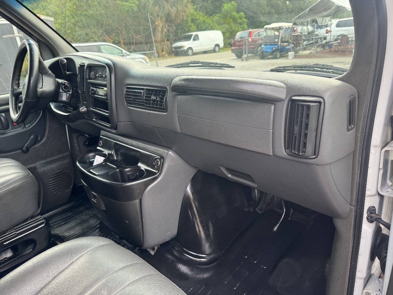 Used 2001 Chevrolet Express 2500 RWD image 9