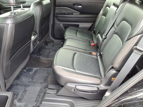 Used 2023 Nissan Pathfinder SL w/ Black Appearance Package image 13