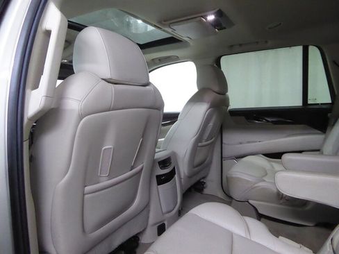 Used 2016 Cadillac Escalade Luxury AWD/4WD image 26