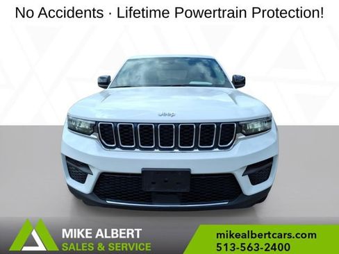 Used 2023 Jeep Grand Cherokee Laredo AWD/4WD image 2