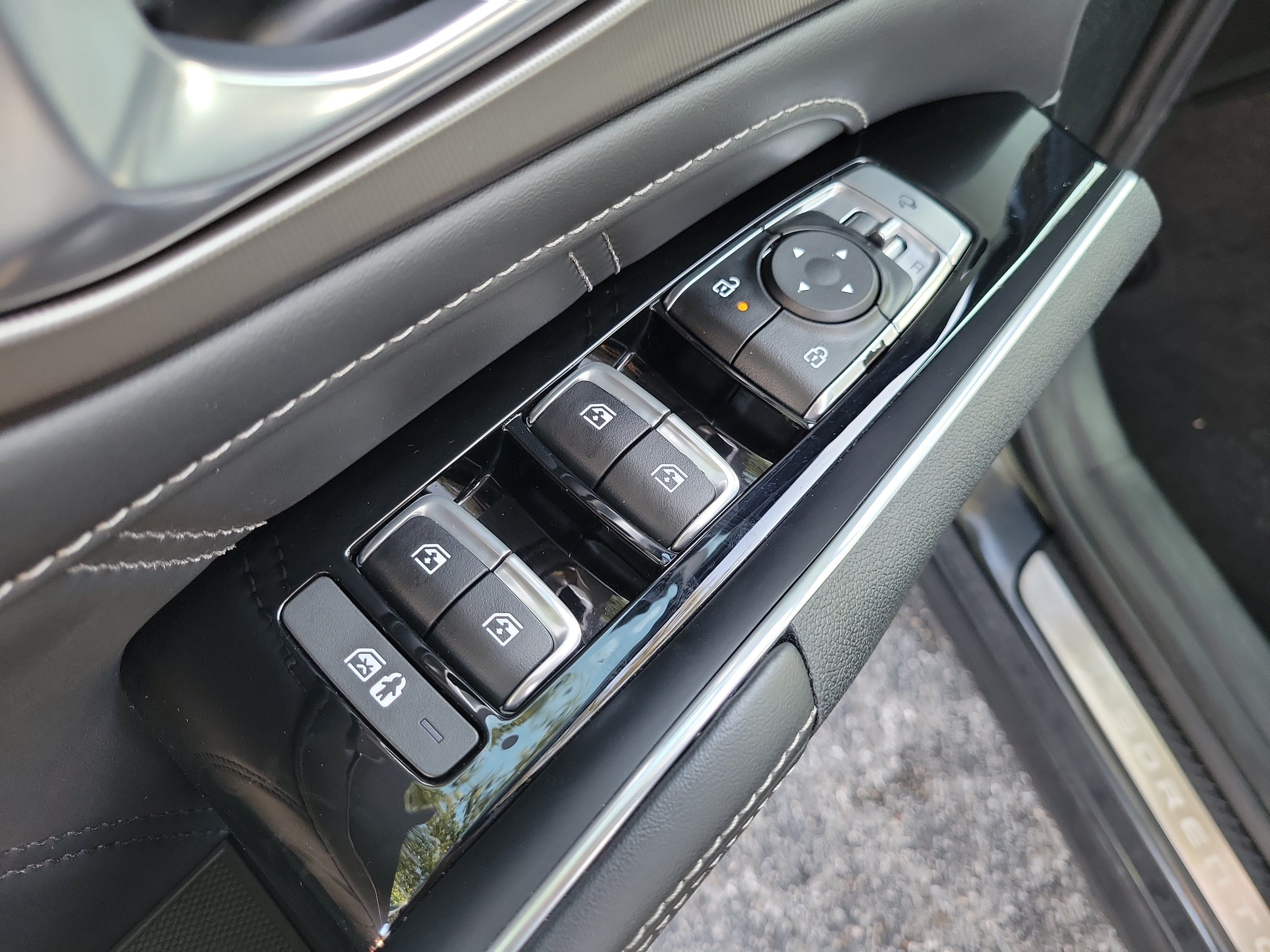 Certified 2025 Kia Sorento SX FWD image 20