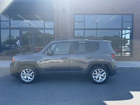 Used 2018 Jeep Renegade Latitude FWD image 3