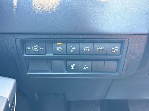 Used 2024 Toyota Tundra Platinum AWD/4WD image 31