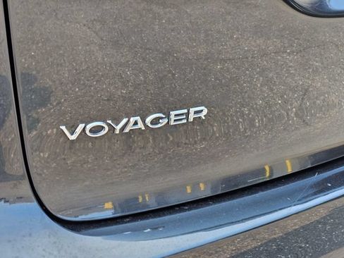 Used 2023 Chrysler Voyager LX FWD image 11