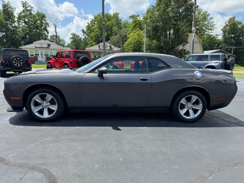 Used 2018 Dodge Challenger SXT RWD image 4