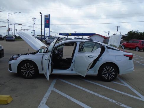 Used 2024 Nissan Altima 2.5 SV FWD image 25