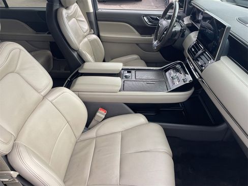 Used 2023 Lincoln Navigator Reserve image 10