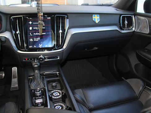 Used 2019 Volvo S60 T6 R-Design image 10
