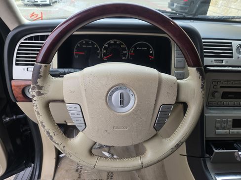 Used 2005 Lincoln Navigator Luxury image 13