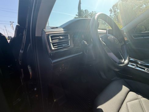 Used 2025 Volkswagen Atlas SE FWD image 12