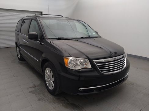 Used 2016 Chrysler Town & Country Touring w/ Driver Convenience Group image 13