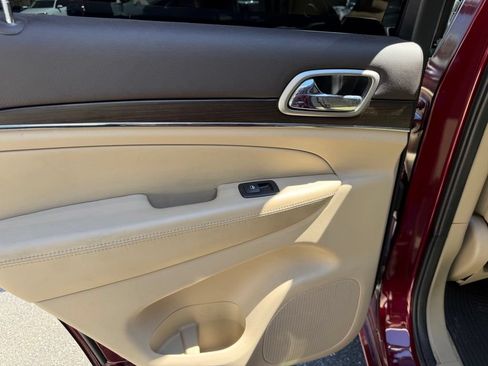 Used 2018 Jeep Grand Cherokee Overland AWD/4WD image 23