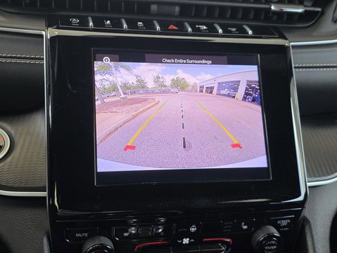 Used 2025 Jeep Grand Cherokee Altitude image 16