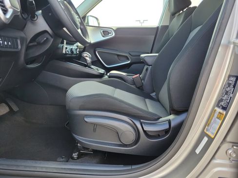 Used 2025 Kia Soul LX w/ LX Technology Package FWD image 19