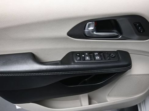 Used 2023 Chrysler Pacifica Touring-L FWD image 13