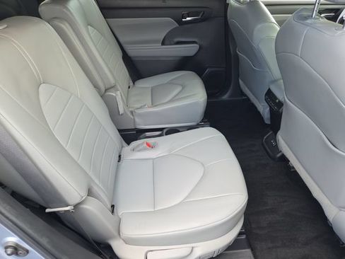 Used 2022 Toyota Highlander XLE FWD image 17