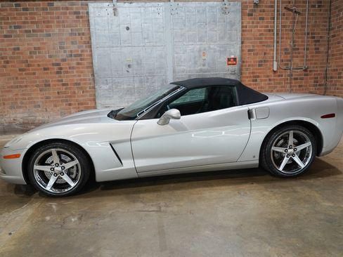 Used 2006 Chevrolet Corvette Coupe w/ Preferred Equipment Group RWD image 9