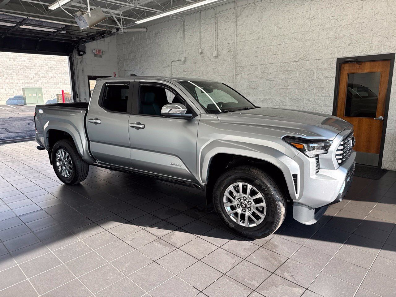 Certified 2025 Toyota Tacoma Limited AWD/4WD image 1