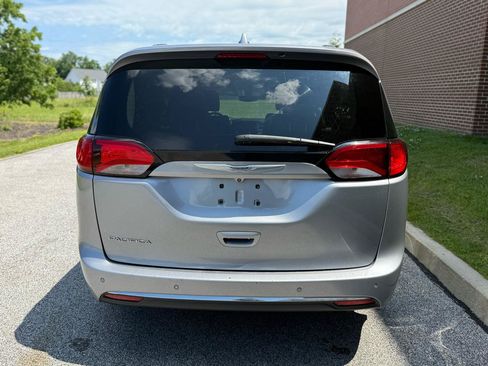 Used 2020 Chrysler Pacifica Touring-L FWD image 9