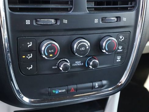 Used 2017 Dodge Grand Caravan SXT FWD image 29