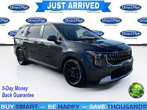 Used 2025 Kia Carnival image 1