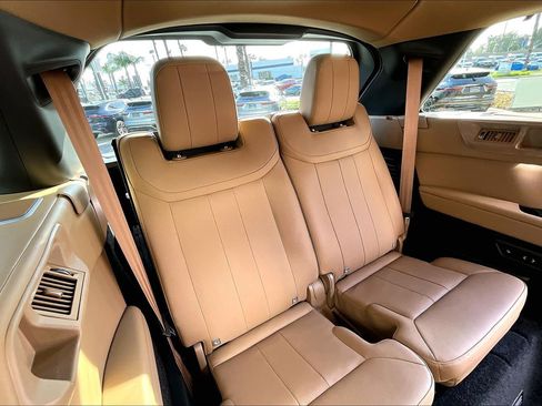 Certified 2025 Land Rover Range Rover Long Wheelbase SE AWD/4WD image 27