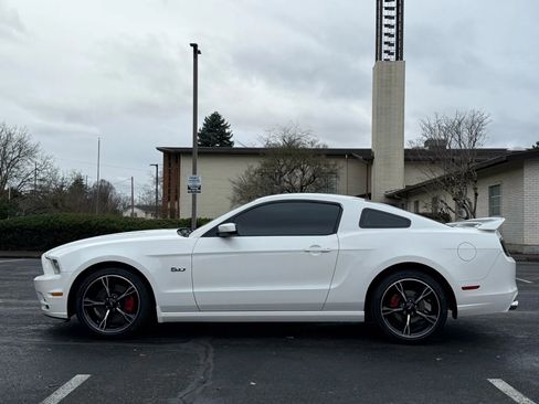 Used 2013 Ford Mustang GT image 2