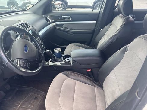Used 2017 Ford Explorer XLT w/ Equipment Group 202A FWD image 4