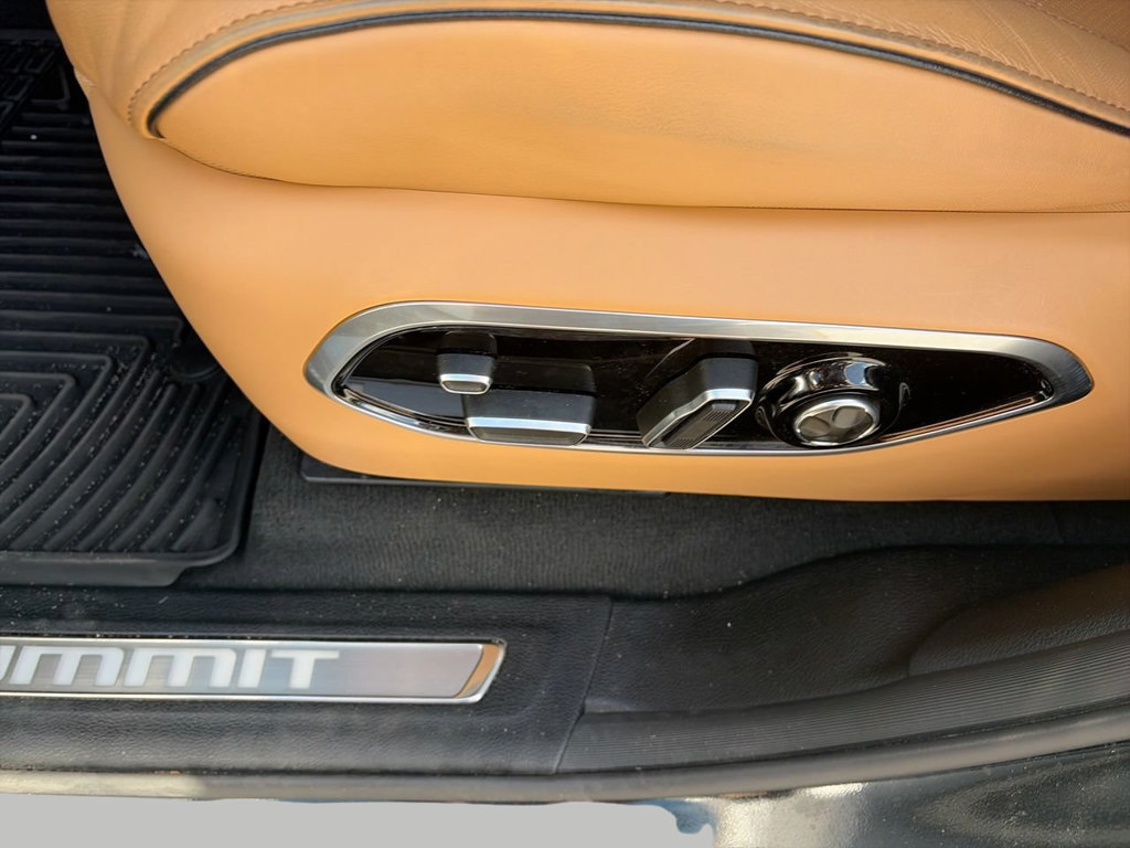 Used 2023 Jeep Grand Cherokee Summit AWD/4WD image 17