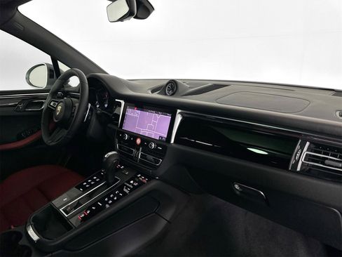 Certified 2025 Porsche Macan image 23