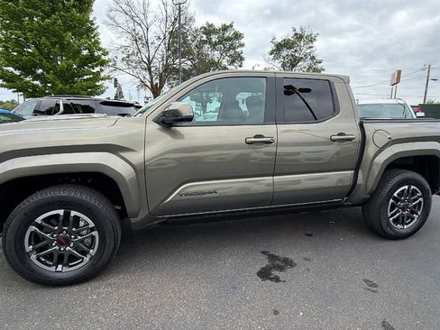 Used 2024 Toyota Tacoma TRD Sport w/ TRD Sport Upgrade Package AWD/4WD image 7
