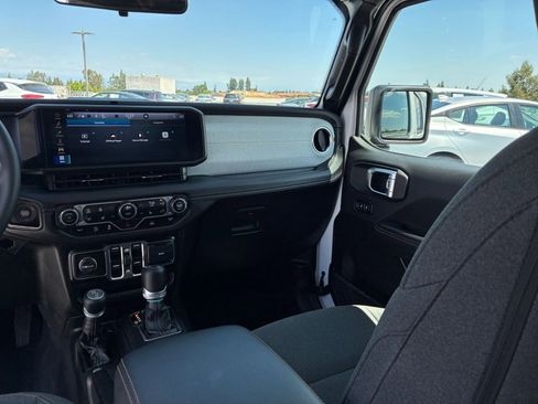 Used 2025 Jeep Wrangler Unlimited Sahara AWD/4WD image 34