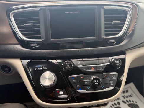 Used 2021 Chrysler Voyager Lxi FWD image 12