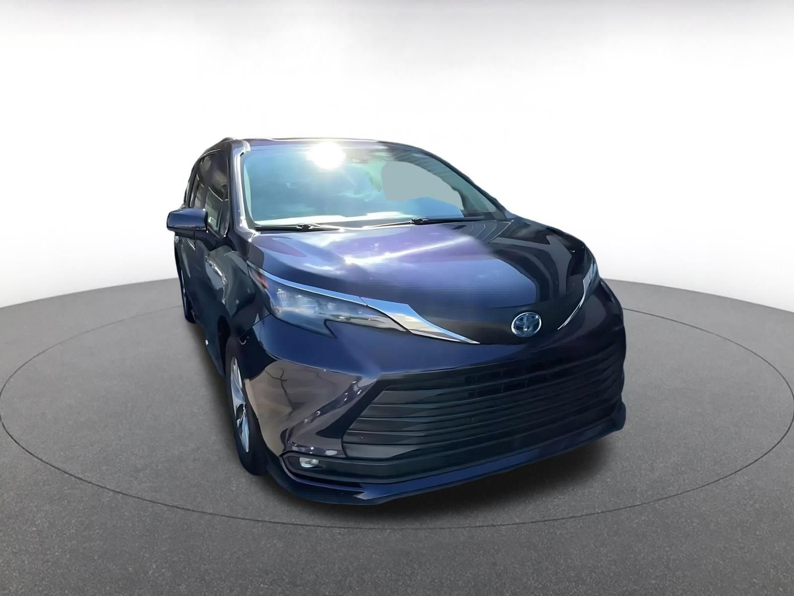 Used 2025 Toyota Sienna XLE FWD image 3
