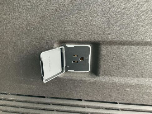 Used 2023 GMC Yukon SLT image 11