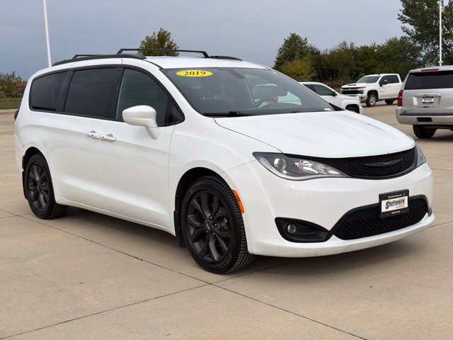 Used 2019 Chrysler Pacifica Touring Plus w/ S Appearance Package FWD image 4