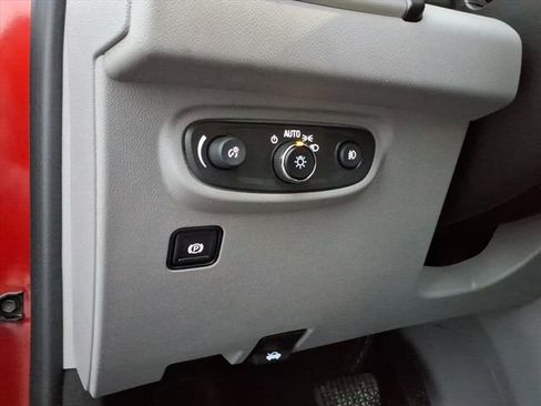 Used 2023 GMC Terrain SLT image 28