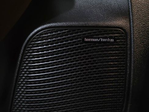 Used 2021 Chrysler Pacifica Limited w/ Uconnect Theater Family Group FWD image 36