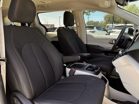 Used 2017 Chrysler Pacifica Touring w/ Tire & Wheel Group image 27