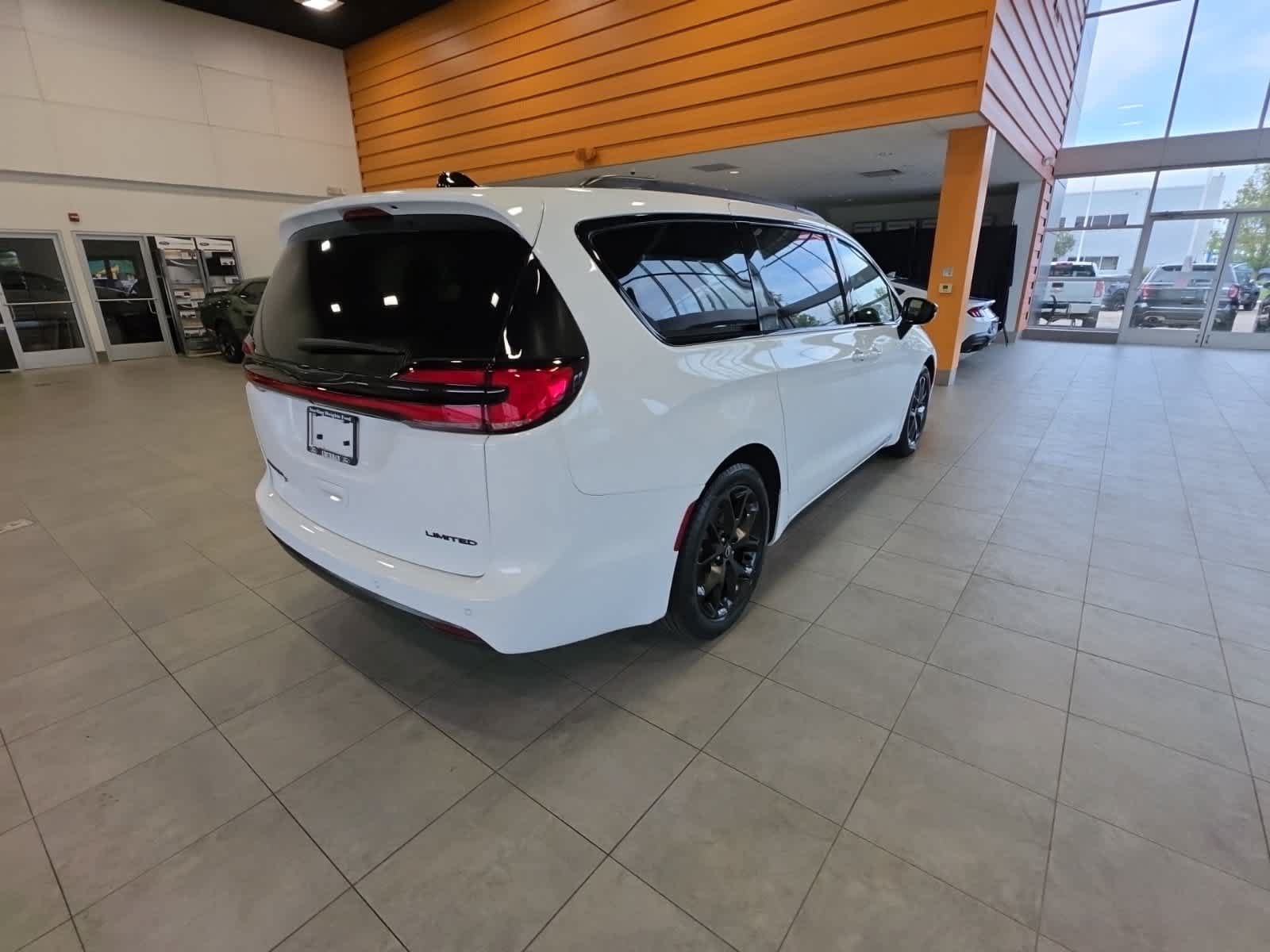 Used 2025 Chrysler Pacifica Limited FWD image 9
