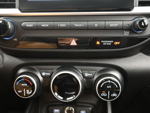 Used 2024 Hyundai Venue SEL image 18