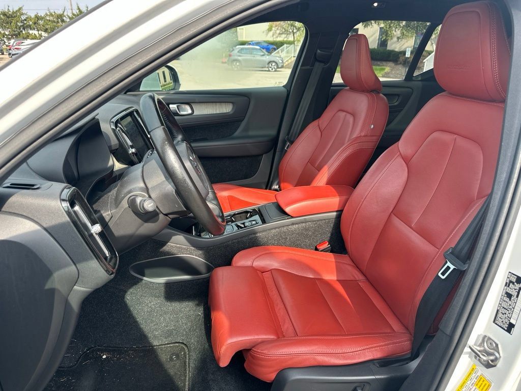 Used 2019 Volvo XC40 T4 Inscription FWD image 15