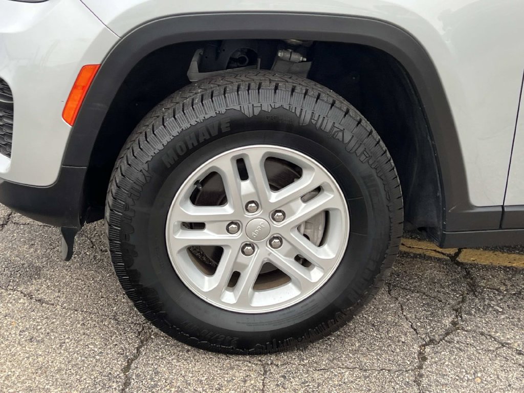 Used 2023 Jeep Grand Cherokee Laredo AWD/4WD image 8