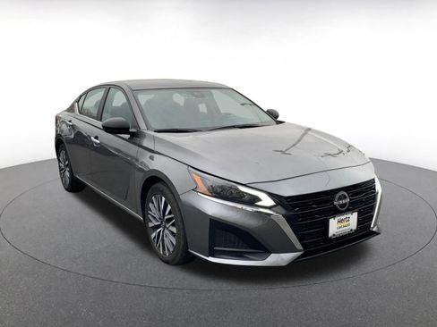 Used 2025 Nissan Altima 2.5 SV image 1